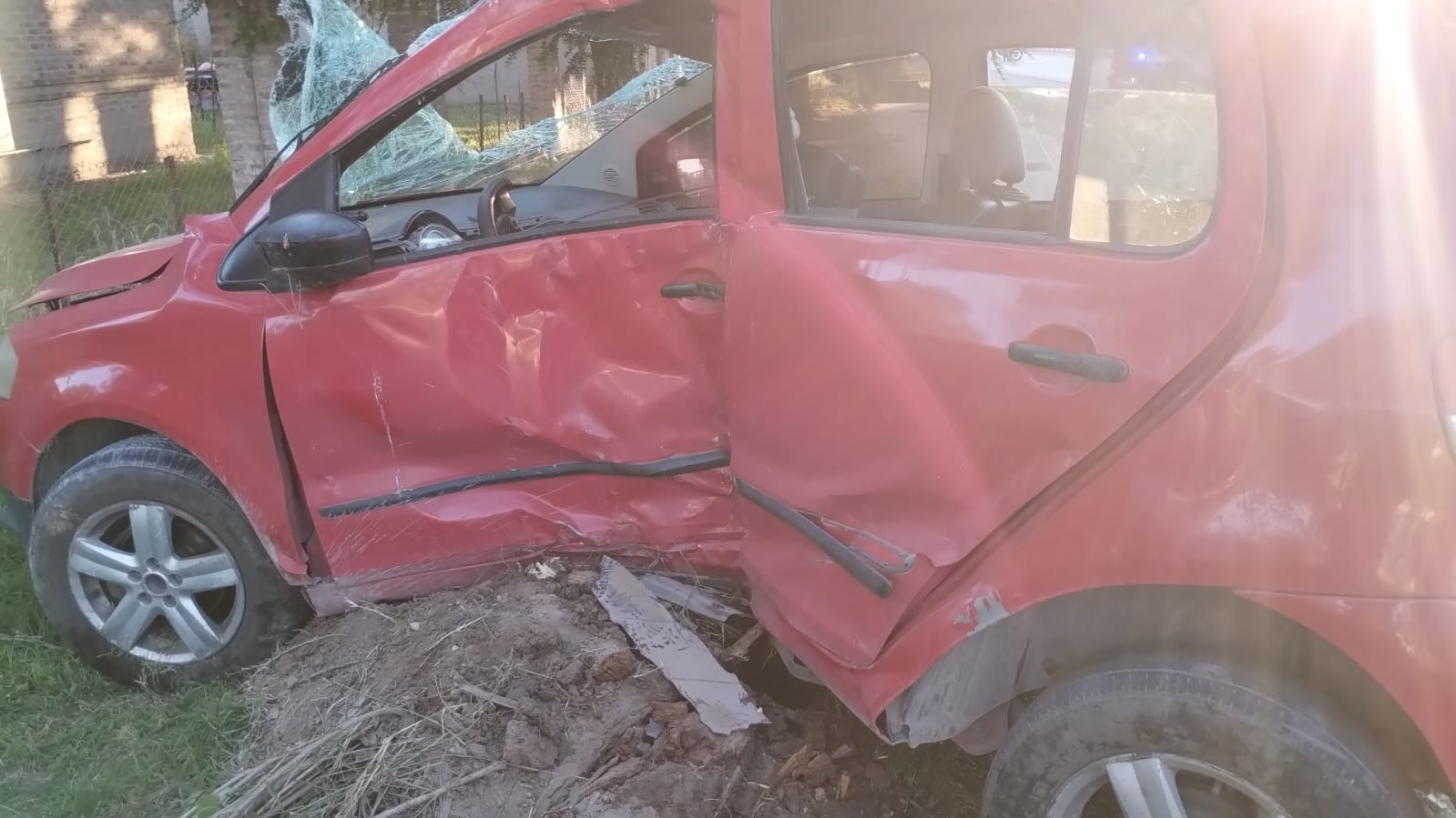 Accidente en Illia y Catamarca: mujer rescatada y hospitalizada